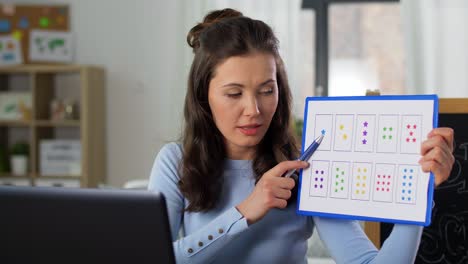 Mathematiklehrerin-Mit-Laptop-Und-Online-Unterricht.-Fernunterricht,-Grundschule-Und-Unterrichtskonzept.-Weibliche-Mathematiklehrerin-Mit-Laptop-Und-Mathematik-Mit-Online-Unterricht-Zu-Hause