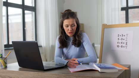 Mathematiklehrerin-Mit-Laptop-Und-Online-Unterricht.-Fernunterricht,-Grundschule-Und-Unterrichtskonzept.-Weibliche-Mathematiklehrerin-Mit-Laptop-Und-Mathematik-Mit-Online-Unterricht-Zu-Hause