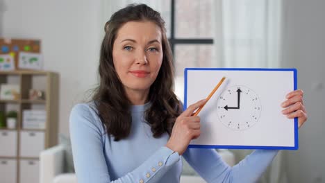 Maestra-Con-Reloj-Dando-Clase-En-Línea-En-Casa.Educación-A-Distancia,-Escuela-Primaria-Y-Concepto-De-Enseñanza.-Maestra-Con-Reloj-Dando-Clase-En-Línea-En-Casa.