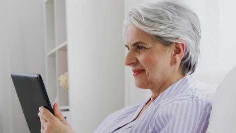 Mujer-Mayor-Con-Tableta-En-La-Cama-En-El-Dormitorio-De-Su-Casa.-Tecnología,-Concepto-De-Vejez-Y-Personas.-Mujer-Mayor-Con-Tableta-En-La-Cama-En-El-Dormitorio-De-Su-Casa.-Tecnología,-Concepto-De-Vejez-Y-Personas.