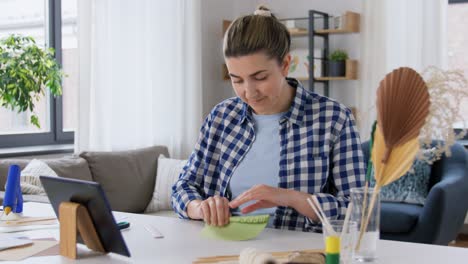 Mujer-En-Un-Taller-De-Manualidades-Haciendo-Bocetos-En-Papel-Rosa.Mujer-En-Un-Taller-De-Manualidades-Haciendo-Bocetos-En-Papel-Rosa