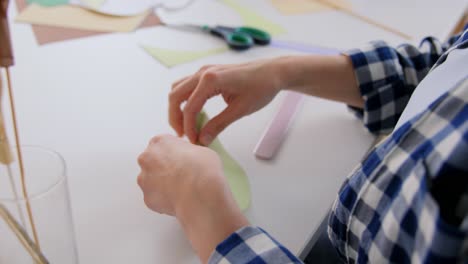 Frau-In-Einer-Handwerkswerkstatt-Macht-Skizzen-Auf-Rosa-Papier.-Frau-In-Einer-Handwerkswerkstatt-Macht-Skizzen-Auf-Rosa-Papier