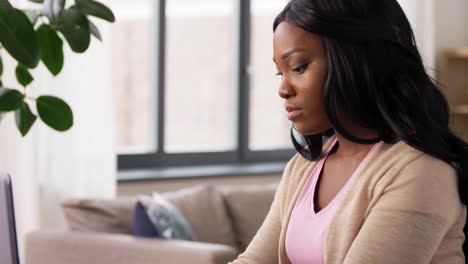 Vertical-Freelance-Work-Woman-Laptop-Couch-Home.Vertical-video.-Freelance-work.-Modern-technology.-Smiling-woman-in-casual-cloth-sitting-with-laptop-on-comfortable-couch-in-light-living-room-interior-at-home.