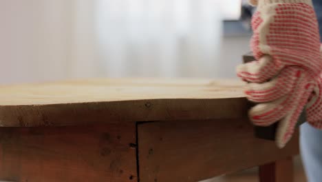 Mujer-Lijando-Una-Mesa-De-Madera-Redonda-Vieja-Con-Una-Esponja.-Concepto-De-Renovación,-Bricolaje-Y-Mejora-Del-Hogar.-Mujer-Lijando-Una-Mesa-De-Madera-Redonda-Vieja-Con-Una-Esponja.