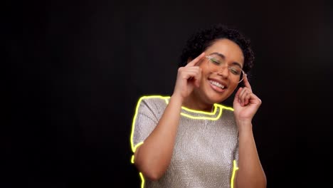 Mujer-Feliz-Con-Gafas-Bailando-Con-Líneas-Brillantes.-Concepto-De-Ocio-Y-Personas.-Mujer-Afroamericana-Feliz-Con-Gafas-Bailando-Sobre-Fondo-Negro-Con-Líneas-De-Neón-Brillantes-Animadas.