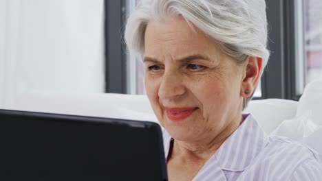 Mujer-Mayor-Con-Tableta-En-La-Cama-En-El-Dormitorio-De-Su-Casa.-Tecnología,-Concepto-De-Vejez-Y-Personas.-Mujer-Mayor-Con-Tableta-En-La-Cama-En-El-Dormitorio-De-Su-Casa.-Tecnología,-Concepto-De-Vejez-Y-Personas.