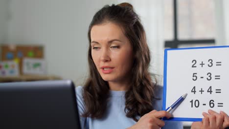 Mathematiklehrerin-Mit-Laptop-Und-Online-Unterricht.-Fernunterricht,-Grundschule-Und-Unterrichtskonzept.-Weibliche-Mathematiklehrerin-Mit-Laptop-Und-Mathematik-Mit-Online-Unterricht-Zu-Hause