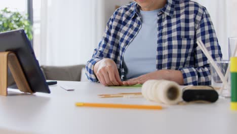 Frau-In-Einer-Handwerkswerkstatt-Macht-Skizzen-Auf-Rosa-Papier.-Frau-In-Einer-Handwerkswerkstatt-Macht-Skizzen-Auf-Rosa-Papier