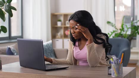 Kopfschmerzen,-Stress-Und-Frau-Im-Homeoffice-Am-Laptop-Für-Remote-Arbeit.-Kopfschmerzen,-Stress-Und-Frau-Im-Homeoffice-Am-Laptop-Für-Remote-Arbeit.-Psychische-Gesundheit,-Burnout-Im-Geschäftsleben-Und-Migräne-Müder-Freelancer,-Die-über-Herausforderungen,-Projektfehler-Oder-Müdigkeit-Im-Haus-Frustriert-Sind