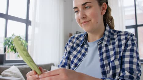 Frau-In-Einer-Handwerkswerkstatt-Macht-Skizzen-Auf-Rosa-Papier.-Frau-In-Einer-Handwerkswerkstatt-Macht-Skizzen-Auf-Rosa-Papier