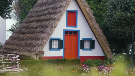 Ein-Typisches-Haus-Auf-Der-Insel-Madeira