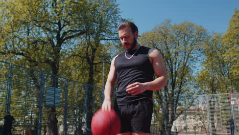 Sportlicher-Mann-In-Sportkleidung-Spielt-Basketball-Und-Wirft-Erfolgreich-Den-Ball-In-Den-Korbring