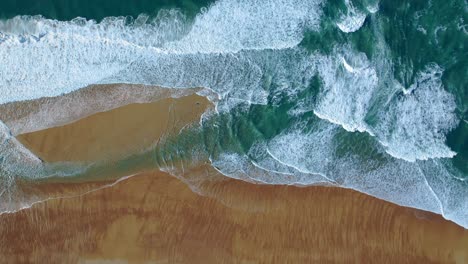 El-Océano-Se-Encuentra-Con-La-Arena-Y-Los-Surfistas-Vistos-Desde-El-Cielo-De-Hossegor