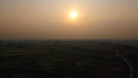 Blick-Auf-Den-Sonnenuntergang-Mit-Wunderschönem-Land