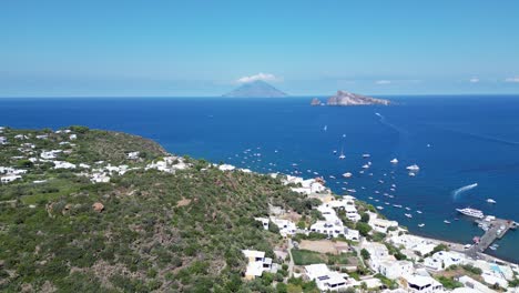 Insel-Panarea,-Sizilien-Mit-Blick-Auf-Den-Vulkan-Stromboli