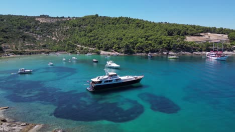 Vista-Aérea-De-Un-Yate-En-El-Mar-Adriático-En-Croacia,-Europa