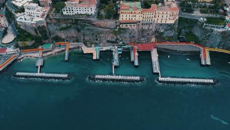 Vista-Aérea-De-La-Gráfica-De-Sorrento,-Sur-De-Italia