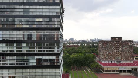 Día-Nublado-En-La-Ciudad-Universitaria-Con-La-Biblioteca-Central.