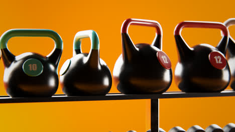 Reihe-Von-Kettlebells-Auf-Einem-Gestell-Im-Fitnessstudio-Oder-Fitnessclub.-Nahaufnahme-Von-Kettlebells-Unterschiedlicher-Größe-Und-Gewichts-Isoliert-Auf-Einem-Leuchtend-Orangefarbenen-Hintergrund.-Konzept-Von-Sport,-Gesundheit,-Bodybuilding,-Gewichtheben.