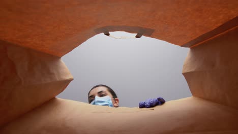 Mujer-Con-Guantes-Y-Mascarilla-Empacando-Comida-En-Bolsa-De-Papel.-Protección-De-La-Salud,-Concepto-De-Entrega-Y-Pandemia.-Mujer-Con-Guantes-Médicos-Protectores-Y-Mascarilla-Empacando-Comida-China-Para-Llevar-En-Una-Bolsa-De-Papel.