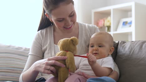 Nutrición-De-Un-Niño-Pequeño-En-Una-Silla-Para-Bebés.-La-Madre-Le-Mete-Una-Cuchara-Llena-En-La-Boca.-Primer-Plano.-Nutrición-De-Un-Niño-Pequeño-En-Una-Silla-Para-Bebés.-La-Madre-Le-Mete-Una-Cuchara-Llena-En-La-Boca.-Primer-Plano.-Video-Vertical