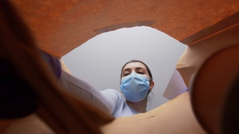 Mujer-Con-Guantes-Y-Mascarilla-Sacando-Comida-De-Una-Bolsa.-Protección-De-La-Salud,-Entrega-A-Domicilio-Y-Concepto-De-Pandemia.-Mujer-Con-Guantes-Médicos-Protectores-Y-Mascarilla-Sacando-Comida-China-Para-Llevar-De-Una-Bolsa-De-Papel.