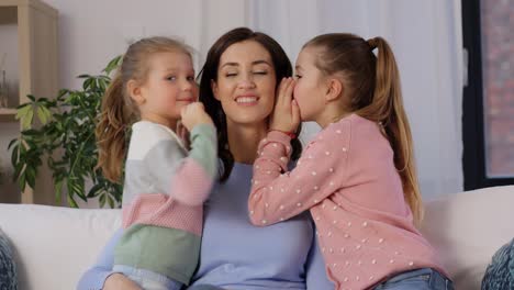 Madre-Feliz-Y-Sus-Hijas-Cotilleando-En-Casa.-Gente,-Familia-Y-Concepto-Madre-Feliz-Y-Sus-Dos-Hijas-Cotilleando-En-Casa