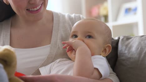 Nutrición-De-Un-Niño-Pequeño-En-Una-Silla-Para-Bebés.-La-Madre-Le-Mete-Una-Cuchara-Llena-En-La-Boca.-Primer-Plano.-Nutrición-De-Un-Niño-Pequeño-En-Una-Silla-Para-Bebés.-La-Madre-Le-Mete-Una-Cuchara-Llena-En-La-Boca.-Primer-Plano.-Video-Vertical