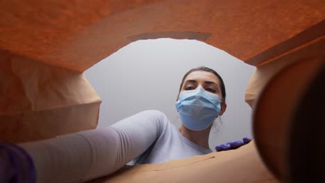 Mujer-Con-Guantes-Y-Mascarilla-Sacando-Comida-De-Una-Bolsa.-Protección-De-La-Salud,-Entrega-A-Domicilio-Y-Concepto-De-Pandemia.-Mujer-Con-Guantes-Médicos-Protectores-Y-Mascarilla-Sacando-Comida-China-Para-Llevar-De-Una-Bolsa-De-Papel.