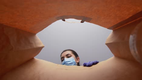 Mujer-Con-Guantes-Y-Mascarilla-Sacando-Comida-De-Una-Bolsa.-Protección-De-La-Salud,-Entrega-A-Domicilio-Y-Concepto-De-Pandemia.-Mujer-Con-Guantes-Médicos-Protectores-Y-Mascarilla-Sacando-Comida-China-Para-Llevar-De-Una-Bolsa-De-Papel.