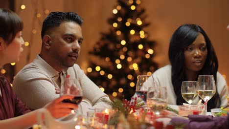 Concepto-De-Vacaciones-Y-Celebración.-Amigos-Felices-Cenando-En-Casa-Y-Comiendo-En-Navidad.