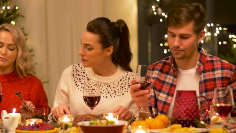 Concepto-De-Vacaciones-Y-Celebración.-Amigos-Felices-Cenando-En-Casa-Y-Comiendo-En-Navidad.