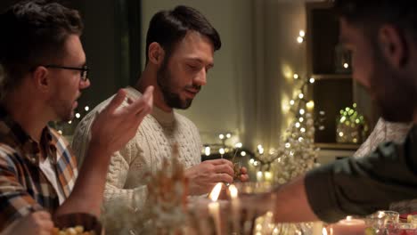 Concepto-De-Vacaciones-Y-Celebración.-Amigos-Felices-Cenando-En-Casa-Y-Comiendo-En-Navidad.