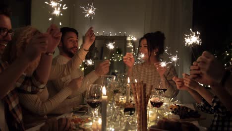 Concepto-De-Vacaciones-Y-Celebración.-Amigos-Felices-Cenando-En-Casa-Y-Comiendo-En-Navidad.