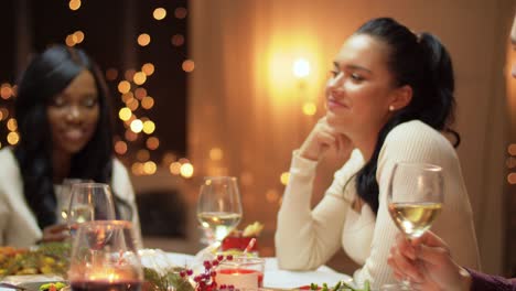 Concepto-De-Vacaciones-Y-Celebración.-Amigos-Felices-Cenando-En-Casa-Y-Comiendo-En-Navidad.