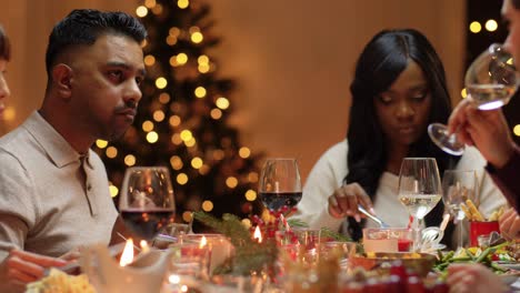 Concepto-De-Vacaciones-Y-Celebración.-Amigos-Felices-Cenando-En-Casa-Y-Comiendo-En-Navidad.