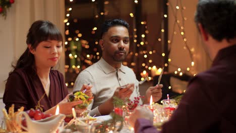 Feiertage-Und-Festkonzept-Glückliche-Freunde,-Die-Zu-Hause-Weihnachtsessen-Haben-Und-Essen