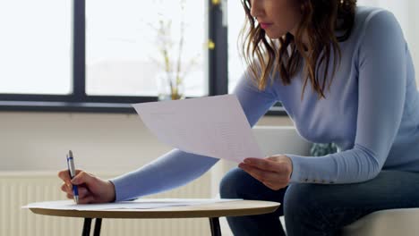 Grauhaarige-ältere-Frau,-Die-Mit-Papieren-Arbeitet-Und-Zahlungen-Berechnet.-Ältere-Frau-Mit-Grauem-Haar,-Die-An-Papierkram-Arbeitet-Und-Rechnungen-Berechnet