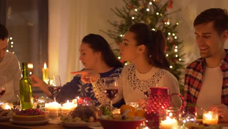 Feiertage-Und-Festkonzept-Glückliche-Freunde,-Die-Zu-Hause-Weihnachtsessen-Haben-Und-Essen