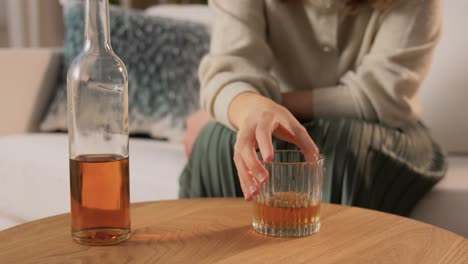 Alcoholismo,-Adicción-Al-Alcohol-Y-Concepto-De-Personas-Mujer-Borracha-O-Mujer-Alcohólica-Bebiendo-Whisky-En-Casa