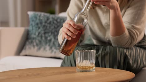 Alcoholismo,-Adicción-Al-Alcohol-Y-Concepto-De-Personas-Mujer-Borracha-O-Mujer-Alcohólica-Bebiendo-Whisky-En-Casa