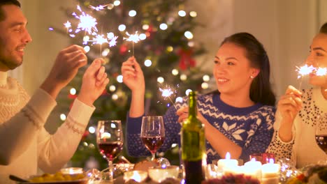 Feiertage-Und-Festkonzept-Glückliche-Freunde,-Die-Zu-Hause-Weihnachtsessen-Haben-Und-Essen