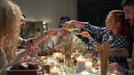 Feiertage-Und-Festkonzept-Glückliche-Freunde,-Die-Zu-Hause-Weihnachtsessen-Haben-Und-Essen