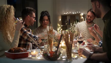 Concepto-De-Vacaciones-Y-Celebración.-Amigos-Felices-Cenando-En-Casa-Y-Comiendo-En-Navidad.