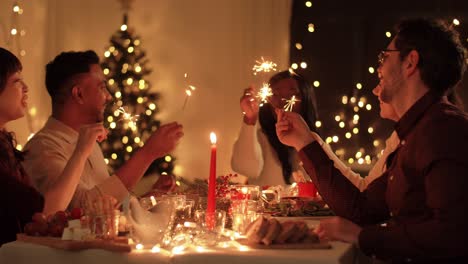 Feiertage-Und-Festkonzept-Glückliche-Freunde,-Die-Zu-Hause-Weihnachtsessen-Haben-Und-Essen