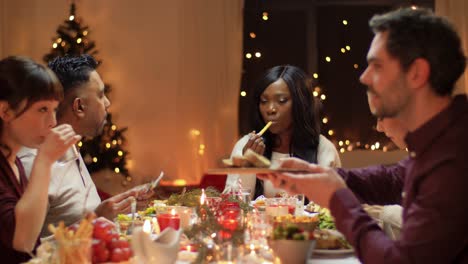 Concepto-De-Vacaciones-Y-Celebración.-Amigos-Felices-Cenando-En-Casa-Y-Comiendo-En-Navidad.