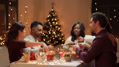 Concepto-De-Vacaciones-Y-Celebración.-Amigos-Felices-Cenando-En-Casa-Y-Comiendo-En-Navidad.