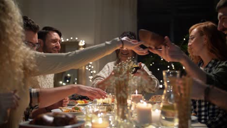 Concepto-De-Vacaciones-Y-Celebración.-Amigos-Felices-Cenando-En-Casa-Y-Comiendo-En-Navidad.