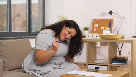 Mujer-Mayor-De-Cabello-Gris-Trabajando-Con-Papeles-Y-Calculando-Pagos.Mujer-Mayor-Con-Cabello-Gris-Trabajando-Con-Papeleo-Y-Calculando-Facturas.