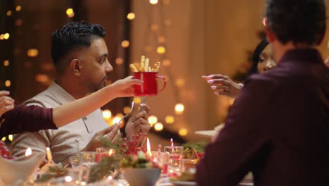 Concepto-De-Vacaciones-Y-Celebración.-Amigos-Felices-Cenando-En-Casa-Y-Comiendo-En-Navidad.